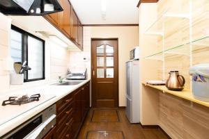 a kitchen with a sink and a refrigerator at 品川ウィステリアレジデンス - Shinagawa Wisteria Residence in Tokyo
