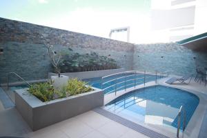 納加的住宿－Summit Hotel Naga，一座砖墙建筑中的游泳池