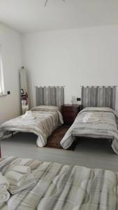 1 Schlafzimmer mit 2 Betten und einem Spiegel in der Unterkunft Casa Bonelli in Alba