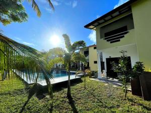 une villa avec une piscine et une maison dans l'établissement Riverside Cabanas, à Mirissa