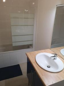 弗雷埃勒的住宿－Mer et calme，浴室设有白色水槽和镜子