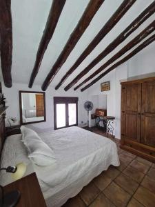 a bedroom with a large white bed and a window at Casa Rural Las Tosquillas in Caravaca de la Cruz