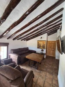 uma sala de estar com um sofá e uma mesa em Casa Rural Las Tosquillas em Caravaca de la Cruz