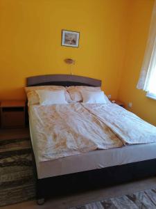 バラトンフェニヴェシュにあるHoliday home in Balatonfenyves 18415の黄色い壁のベッドルームのベッド1台