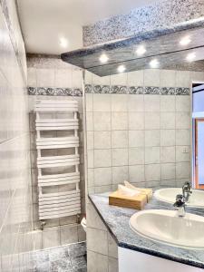 ein Bad mit 2 Waschbecken und einer Dusche in der Unterkunft Le Barry du Grand Chemin in Le Caylar