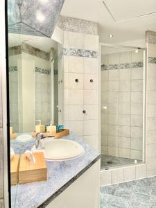 ein Bad mit einem Waschbecken und einer Dusche in der Unterkunft Le Barry du Grand Chemin in Le Caylar