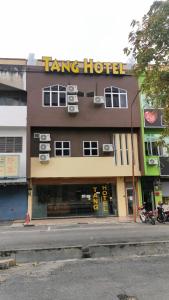 un gran hotel al lado de una calle en Tang Hotel en Alor Setar