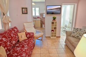 費斯卡爾德宏的住宿－Villa Ireni Waterfont，客厅配有沙发和墙上的电视