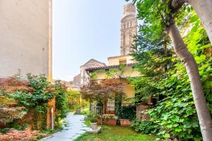 un cortile di un edificio con torre dell'orologio di Al Campanile Madonna dell'Orto a Venezia