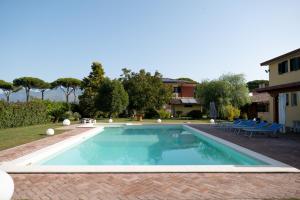 a swimming pool in the backyard of a house at Agriturismo Casa Chiara in Latina