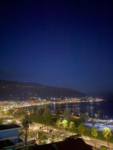 - Vistas a la ciudad por la noche con el agua en Casa con vista mare en Vlorë
