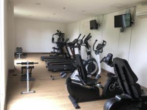 Fitness centrum a/nebo fitness zařízení v ubytování APARTMENT TREEPARK BSD STUDIO by HW APARTMENT