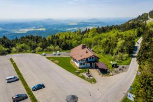 Uma vista aérea de Horská Chata Ještědka