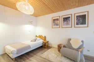 Postel nebo postele na pokoji v ubytování La Charbonnière, grand gîte haut-de-gamme avec jacuzzi et sauna