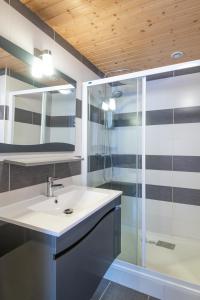 Koupelna v ubytování La Charbonnière, grand gîte haut-de-gamme avec jacuzzi et sauna + 15 fotografií