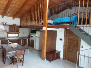 d'une cuisine et d'une salle à manger avec une mezzanine. dans l'établissement La Casa Sull'aia,AV, à Santo Stefano del Sole