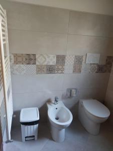 a bathroom with a toilet and a bidet and a sink at La Casa Sull'aia,AV in Santo Stefano del Sole