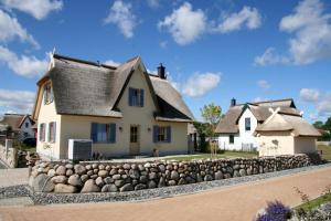 een huis met een stenen muur ervoor bij Ankerplatz - a64767 in Kramerhof