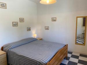 - une chambre avec un lit et un miroir mural dans l'établissement Villetta Guardiano del faro con piscina, à Leuca