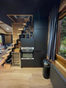 ein Wohnzimmer mit einer Wendeltreppe in einem Haus in der Unterkunft CHALET MONT BLANC in Combloux
