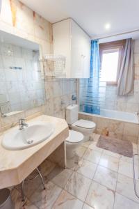 een badkamer met een wastafel en een toilet bij Nuria Pedrous in Pas de la Casa