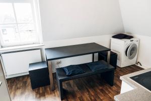 Habitación pequeña con escritorio y microondas. en Fördeblick, en Flensburg