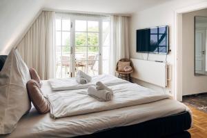 1 dormitorio con 2 camas y toallas. en Fördeblick, en Flensburg