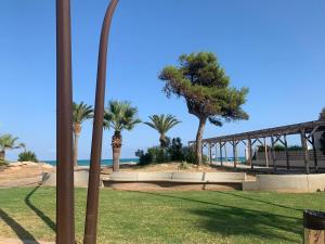 Zahrada ubytování Beachfront apartment with a private garden on the ground floor