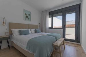 een slaapkamer met een groot bed en een raam bij Los Adelantados El Patio Live Canarias in La Laguna