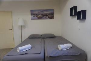 een bed in een kamer met twee kussens erop bij אתנחתא בכנרת in Tiberias
