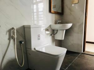 un bagno con un water e un lavandino di BV Residence a Tangalle