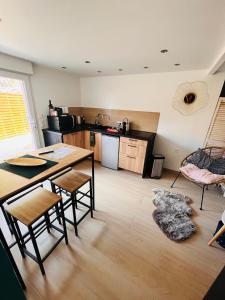 Kuchyň nebo kuchyňský kout v ubytování Mb Room - Appartement jacuzzi 4 étoiles Merveille + 11 fotografií