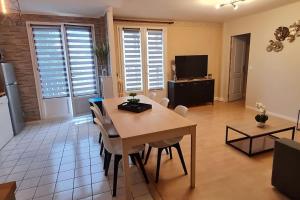 Μια τηλεόραση ή/και κέντρο ψυχαγωγίας στο Appartement idéal mission pro et télétravail