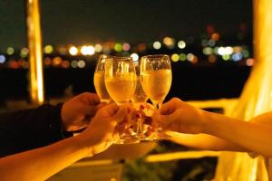 2 personnes tenant des verres de champagne la nuit dans l'établissement Blissful Garden - Vacation STAY 46400v, à Shibukawa
