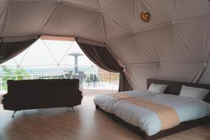 渋川市にあるBlissful Garden - Vacation STAY 46369vのテント内の大型ベッド付きのベッドルーム1室