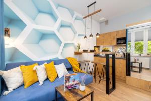 Kuchyňa alebo kuchynka v ubytovaní Kraków Trendy Studio Apartments by Noclegi Renters