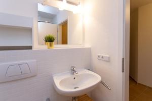 Et badeværelse på FULL HOUSE Studios - Little Paris Apartment - Nespresso + WiFi inkl.