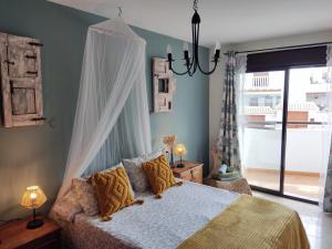 A bed or beds in a room at LA PITA- Terraza con vistas al mar & parking, a 1 min de la playa