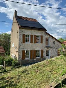una casa con paneles solares en el techo en Busset Liages situé dans le Bourbonnais jusqu’à 6 personnes, en Busset