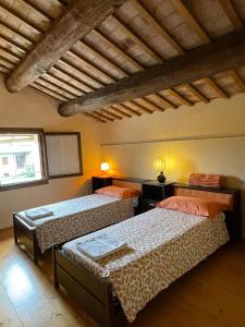 CastelcuccoにあるLa Casa di Lauraの部屋にベッドが2つある寝室