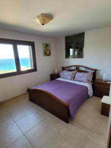 Кровать или кровати в номере Villa Azure Sea, Istron