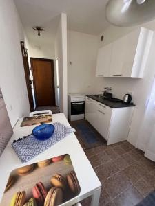 Cuisine ou kitchenette dans l'établissement Incantevole mini appartamento in centro a Padova.