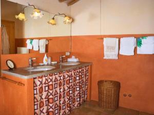 CastelcuccoにあるLa Casa di Lauraの洗面台が2つと大きな鏡があるバスルーム +25枚の写真