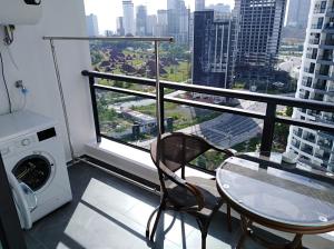 西哈努克的住宿－Apartments in Star Bay with sea view，阳台配有桌子和洗衣机。