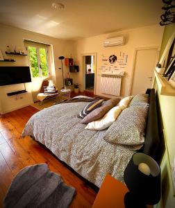 een slaapkamer met een bed met kussens erop bij Lavena - LAKE & MOUNTAIN Apartments in Lavena Ponte Tresa