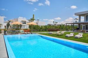 uma piscina no quintal de uma casa em The G Hotel em El Alamein