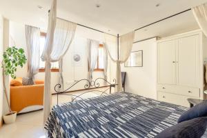 a bedroom with a bed with a blue and white comforter at Al Campanile Madonna dell'Orto in Venice