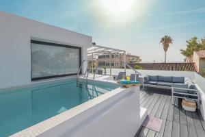 einen Pool mit Blick auf ein Haus in der Unterkunft Solaga - Carmen Beach in Málaga