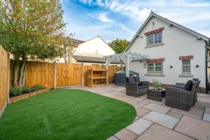 a backyard with a lawn and a fence at Pilgrim Cottage in Tarvin