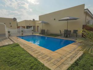 Bazén v ubytování Pebble View Luxury Apartments nebo v jeho okolí